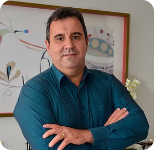 Retrato profissional representativo do Dr. Denicesar Coelho.
